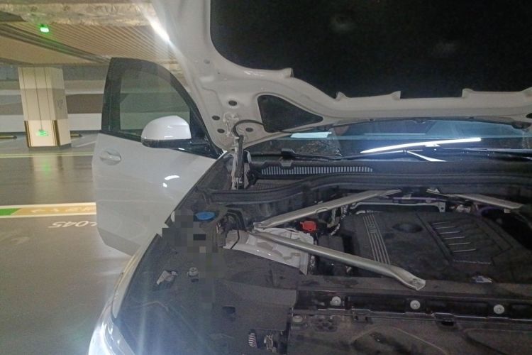 Used BMW X5 2022 xDrive 40Li M Sport Package Engine Bay Right