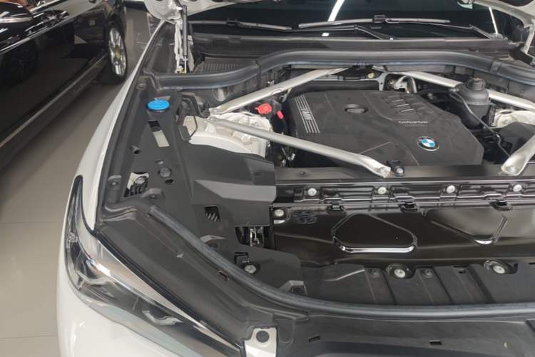 Used BMW X5 2022 Restyled xDrive 30Li M Sport Package Engine Bay Right