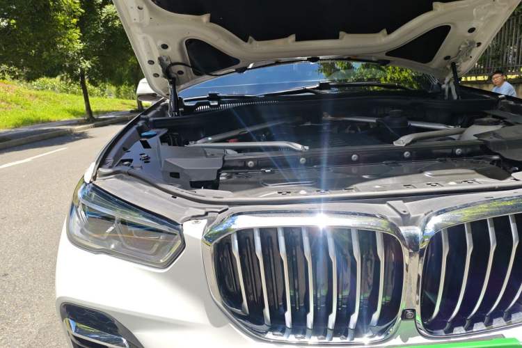 Used BMW X5 2022 xDrive 40Li M Sport Package Engine Bay Right