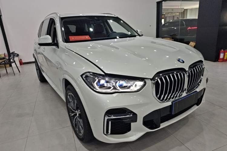 Used BMW X5 2022 Restyled xDrive 30Li Luxury Version M Sport Package Front Right 45 Deg