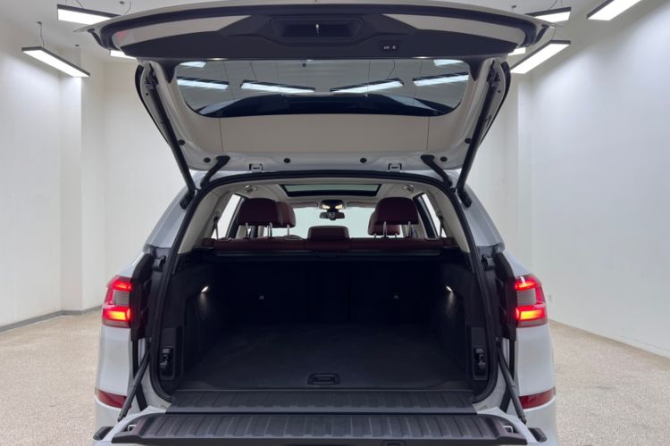 Used BMW X5 2022 Restyled xDrive 30Li M Sport Package Interior 4