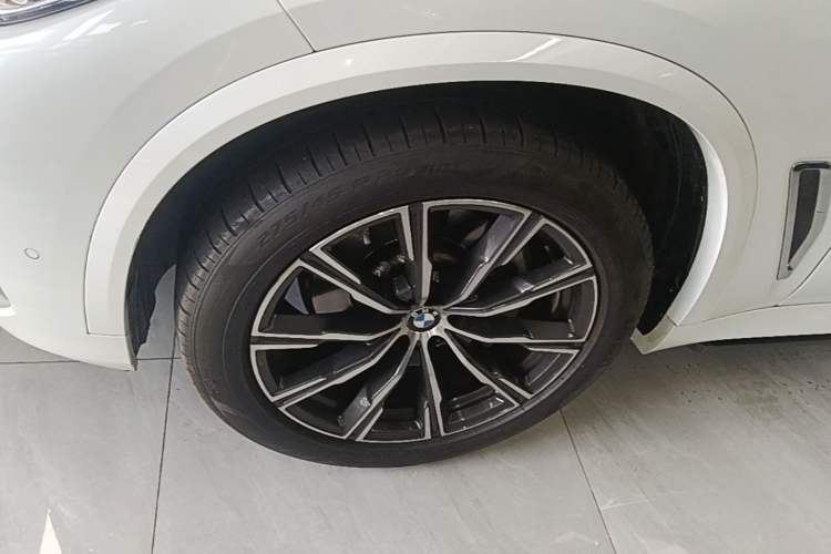 Used BMW X5 2022 Restyled xDrive 30Li Luxury Version M Sport Package Left Front Wheel Hub