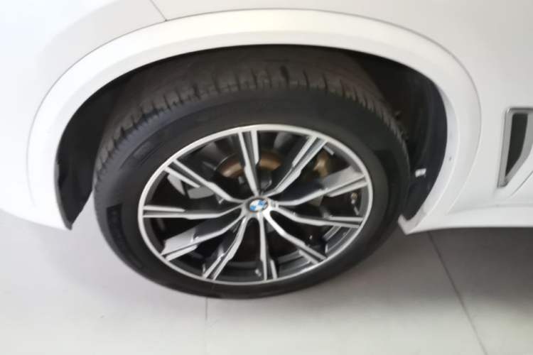 Used BMW X5 2022 Restyled xDrive 30Li Luxury Version M Sport Package Left Front Wheel Hub
