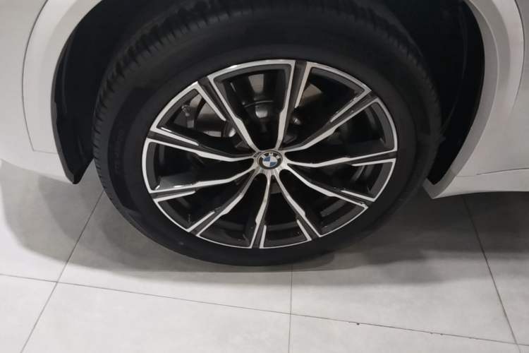 Used BMW X5 2022 Restyled xDrive 30Li M Sport Package Left Front Wheel Hub