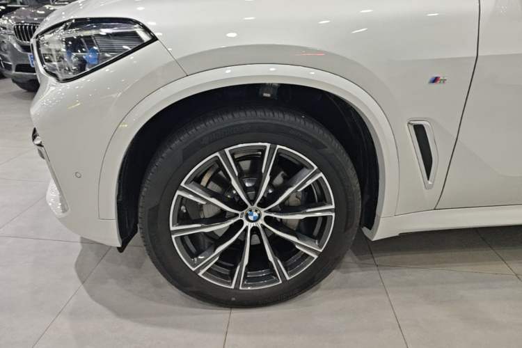 Used BMW X5 2022 Restyled xDrive 30Li Luxury Version M Sport Package Left Front Wheel Hub