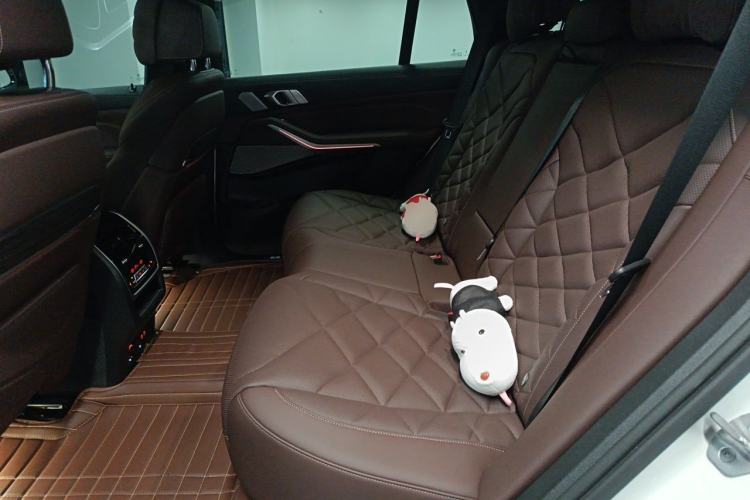 Used BMW X5 2022 Restyled xDrive 40Li Luxury Edition M Sport Package Left Rear Seat