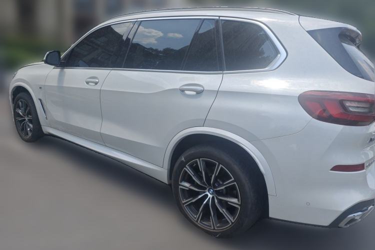 Used BMW X5 2022 xDrive 30Li Luxury M Sport Package Rear Left 45 Deg