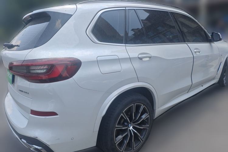 Used BMW X5 2022 xDrive 30Li Luxury M Sport Package Rear Right 45 Deg