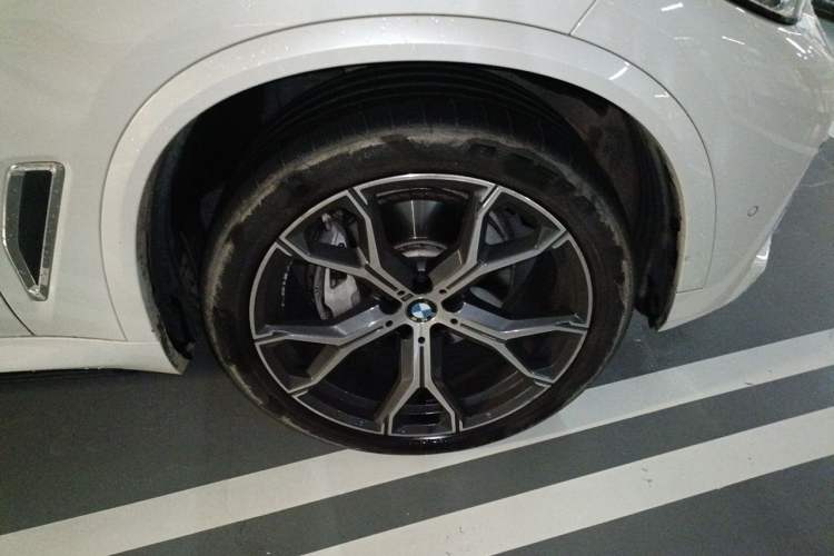 Used BMW X5 2022 xDrive 40Li M Sport Package Right Front Wheel Hub