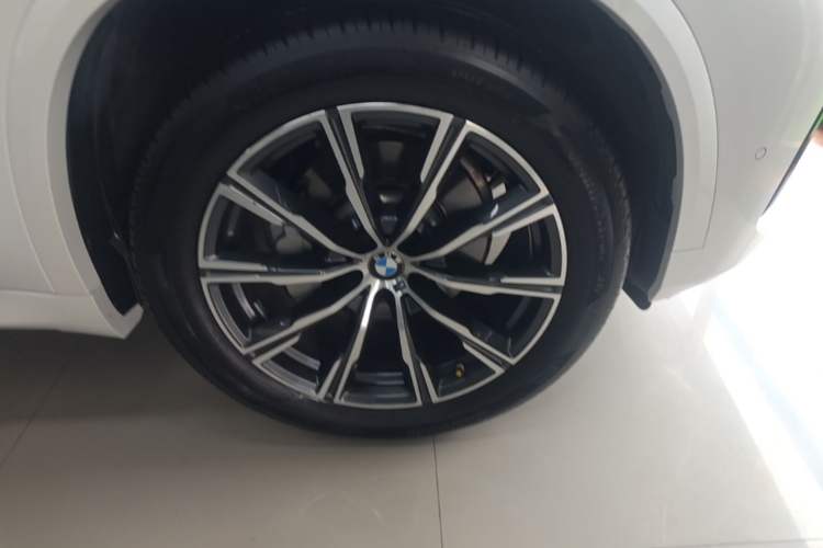 Used BMW X5 2022 Restyled xDrive 30Li M Sport Package Right Front Wheel Hub