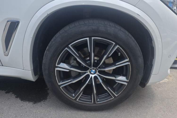 Used BMW X5 2022 xDrive 30Li Luxury M Sport Package Right Front Wheel Hub