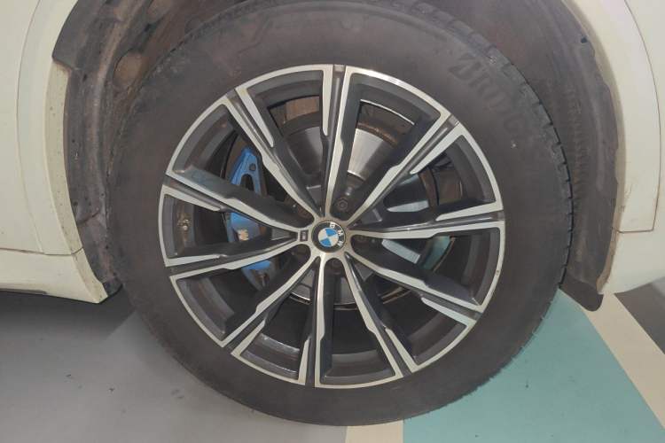 Used BMW X5 2022 xDrive40i M Sport Package Right Front Wheel Hub