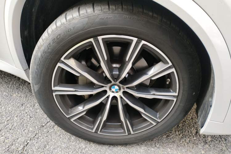 Used BMW X5 2022 Restyled xDrive 30Li Luxury Version M Sport Package Right Front Wheel Hub