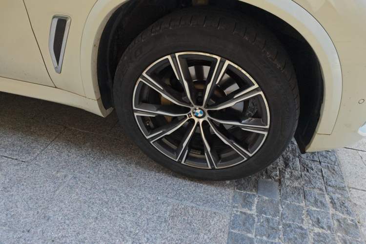 Used BMW X5 2022 xDrive 30Li Luxury M Sport Package Right Front Wheel Hub