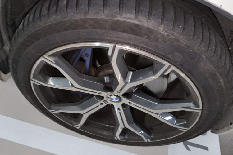 Used BMW X5 2022 xDrive40i Luxury Edition M Sport Package Right Front Wheel Hub