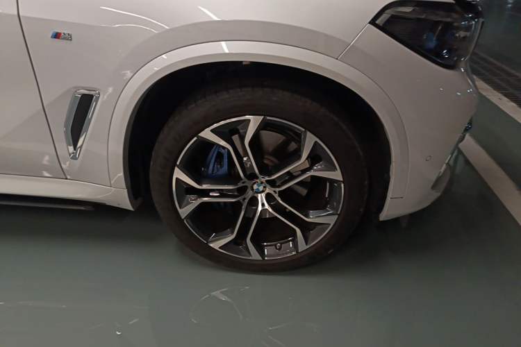 Used BMW X5 2022 Restyled xDrive 40Li Luxury Edition M Sport Package Right Front Wheel Hub