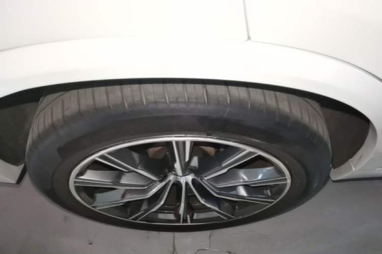 Used BMW X5 2022 Restyled xDrive 30Li Luxury Version M Sport Package Right Rear Wheel Hub