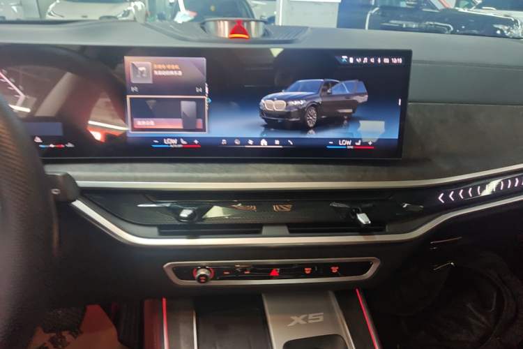 Used BMW X5 2023 xDrive 30Li Luxury M Sport Package Audio And AC Panel