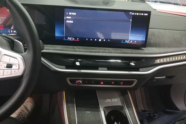 Used BMW X5 2023 xDrive 30Li Luxury M Sport Package Audio And AC Panel