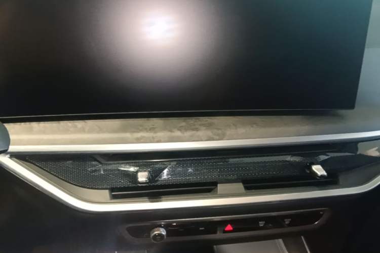 Used BMW X5 2023 xDrive 30Li Luxury M Sport Night Edition Package Audio And AC Panel
