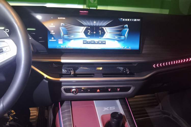 Used BMW X5 2023 xDrive 40Li M Sport Package Audio And AC Panel