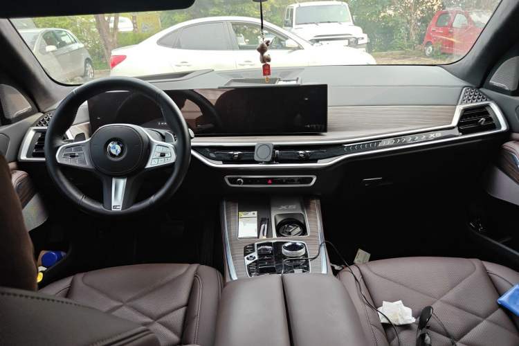 Used BMW X5 2023 xDrive 40Li Luxury Edition M Sport Night Vision Package Center Console
