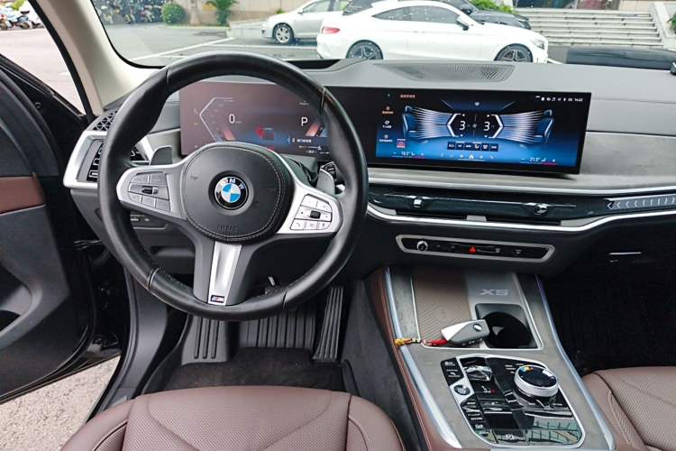 Used BMW X5 2023 xDrive 30Li Luxury M Sport Package Center Console