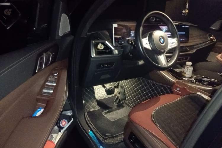 Used BMW X5 2023 xDrive 40Li M Sport Night Edition Package Driver Seat