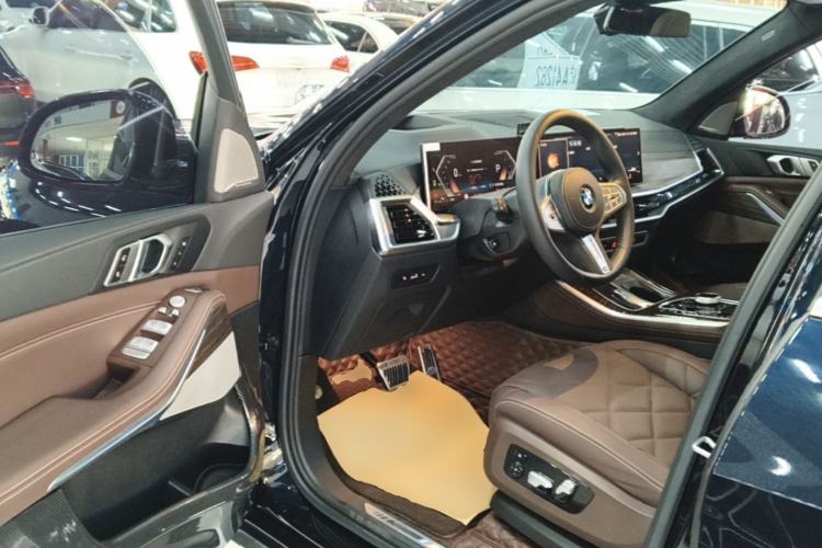 Used BMW X5 2023 xDrive 40Li M Sport Package Driver Seat