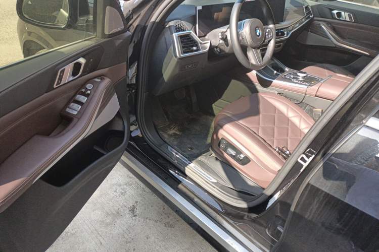 Used BMW X5 2023 xDrive 40Li M Sport Package Driver Seat