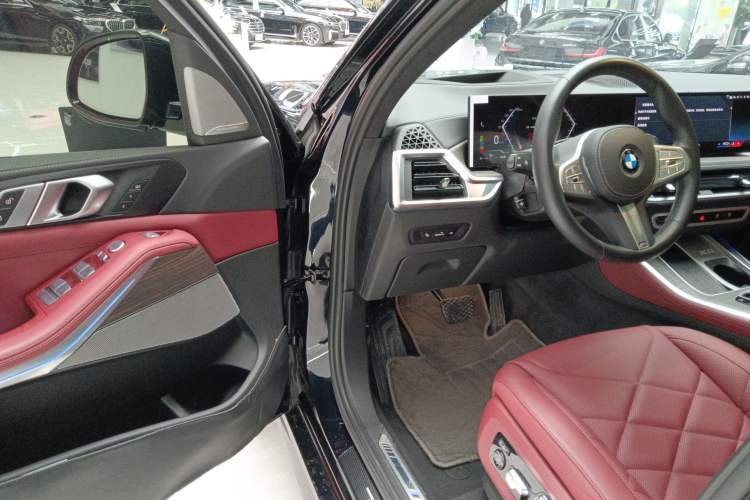 Used BMW X5 2023 xDrive 40Li M Sport Night Edition Package Driver Seat