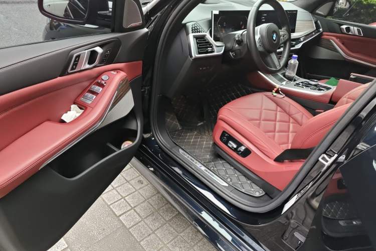 Used BMW X5 2023 xDrive 40Li M Sport Night Edition Package Driver Seat