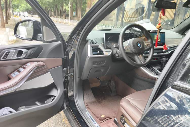 Used BMW X5 2023 xDrive 40Li M Sport Package Driver Seat