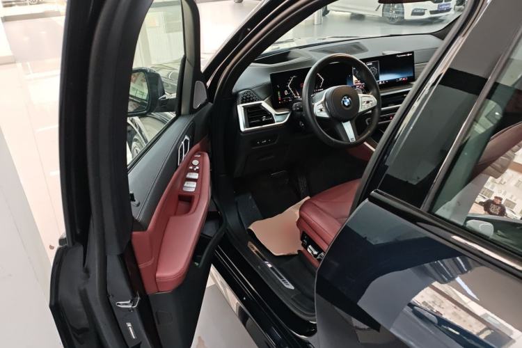 Used BMW X5 2023 xDrive 40Li M Sport Night Edition Package Driver Seat