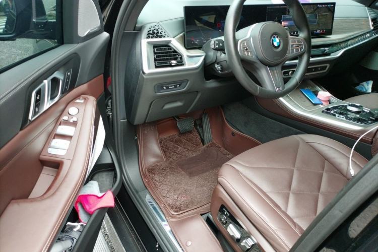 Used BMW X5 2023 xDrive 40Li M Sport Night Edition Package Driver Seat