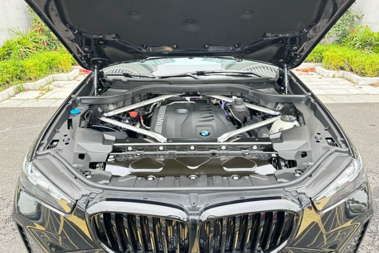 Used BMW X5 2023 xDrive 40Li M Sport Package Engine Bay