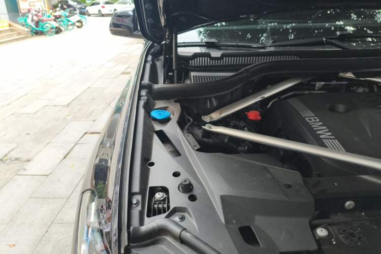 Used BMW X5 2023 xDrive 40Li M Sport Package Engine Bay Right