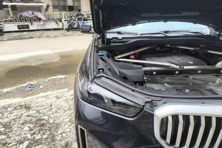 Used BMW X5 2023 xDrive 30Li M Sport Package Engine Bay Right