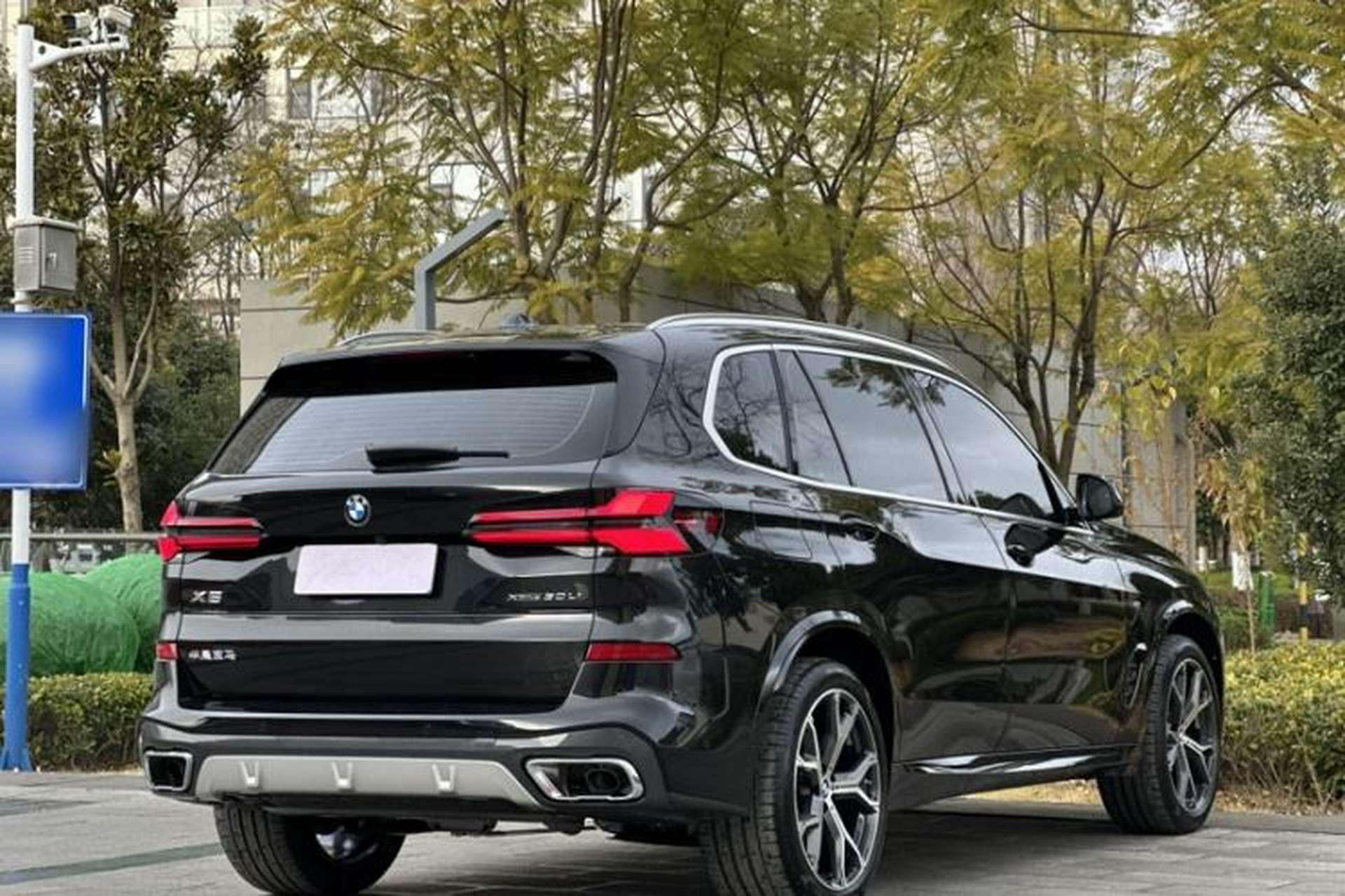 Used BMW X5 2023 xDrive 30Li Luxury M Sport Package Exterior 1