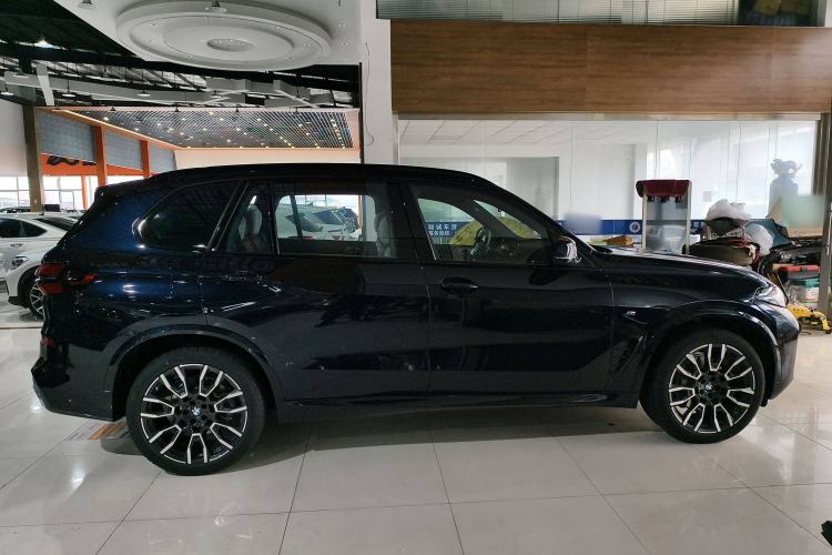 Used BMW X5 2023 xDrive 40Li M Sport Night Edition Package Exterior 2