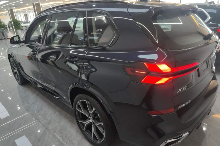 Used BMW X5 2023 xDrive 30Li Luxury M Sport Night Edition Package Exterior 2