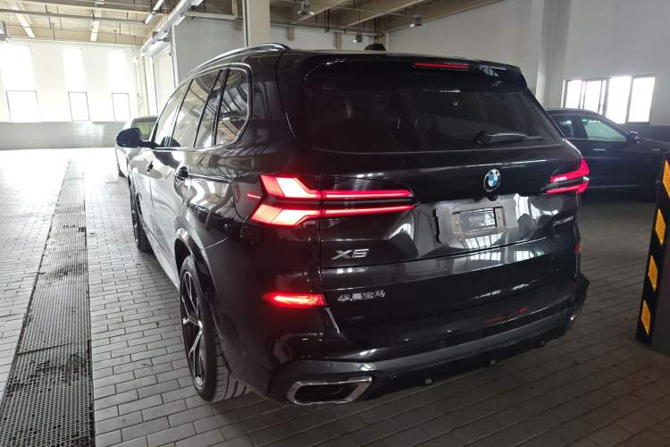 Used BMW X5 2023 xDrive 30Li Luxury M Sport Night Edition Package Exterior 2