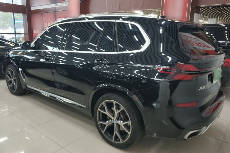 Used BMW X5 2023 xDrive 30Li Luxury M Sport Package Exterior 2