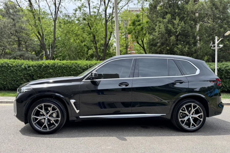 Used BMW X5 2023 xDrive 30Li Luxury M Sport Package Exterior 2