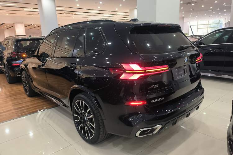 Used BMW X5 2023 xDrive 40Li M Sport Night Edition Package Exterior 2