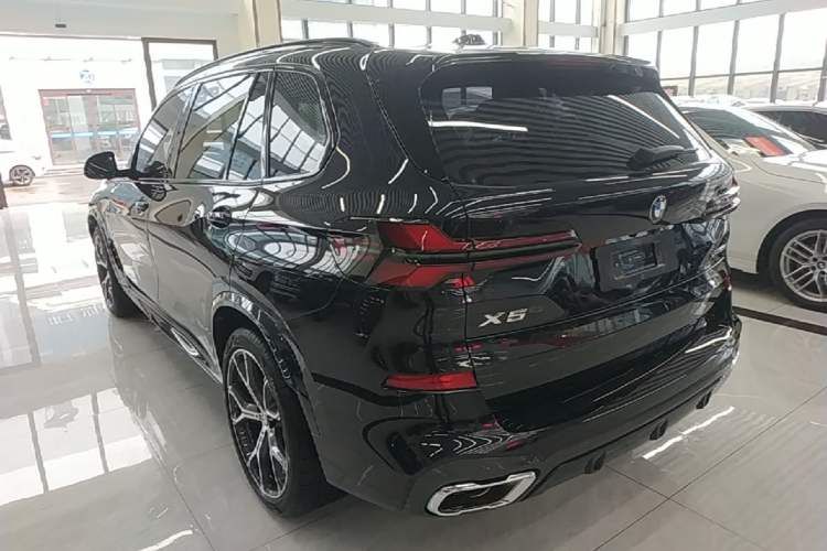 Used BMW X5 2023 xDrive 30Li Luxury M Sport Package Exterior 2
