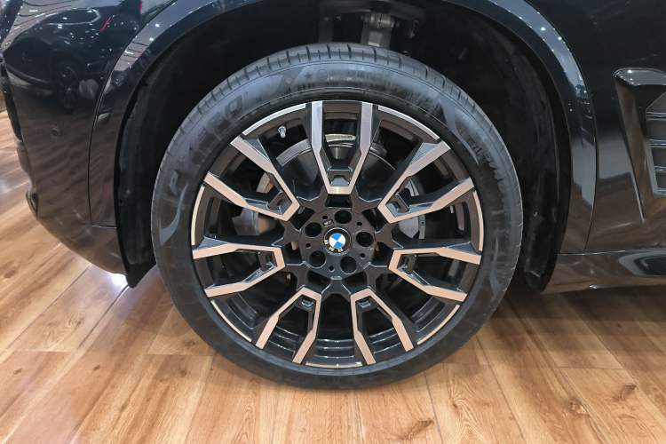 Used BMW X5 2023 xDrive 40Li M Sport Night Edition Package Exterior 4