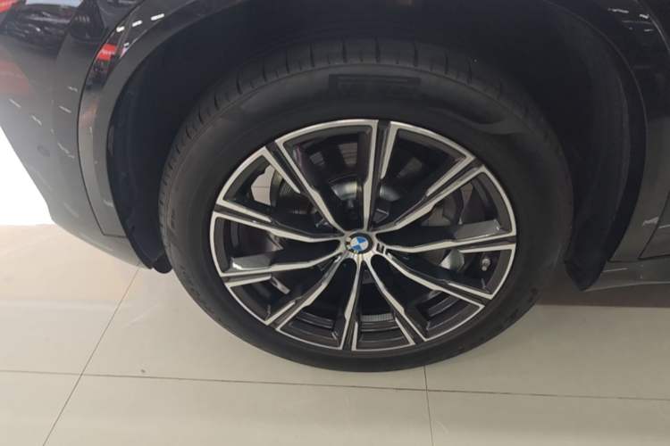 Used BMW X5 2023 xDrive 30Li M Sport Package Exterior 4