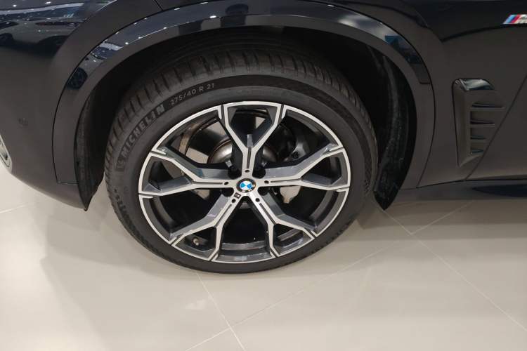 Used BMW X5 2023 xDrive 30Li Luxury M Sport Night Edition Package Exterior 4