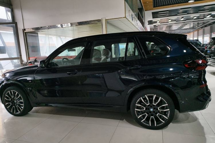 Used BMW X5 2023 xDrive 40Li M Sport Night Edition Package Exterior 5